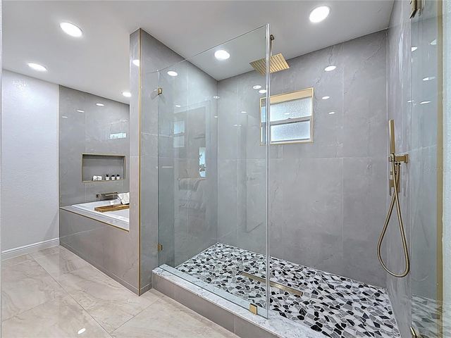 910 ALCAZAR WAY S, St Petersburg, FL 33705