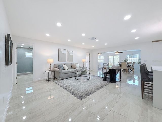 910 ALCAZAR WAY S, St Petersburg, FL 33705