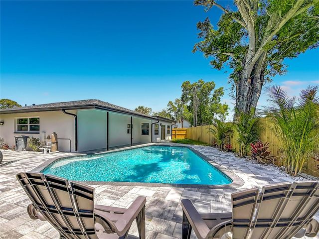 910 ALCAZAR WAY S, St Petersburg, FL 33705