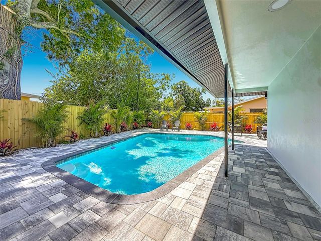 910 ALCAZAR WAY S, St Petersburg, FL 33705