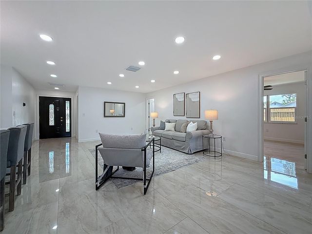 910 ALCAZAR WAY S, St Petersburg, FL 33705