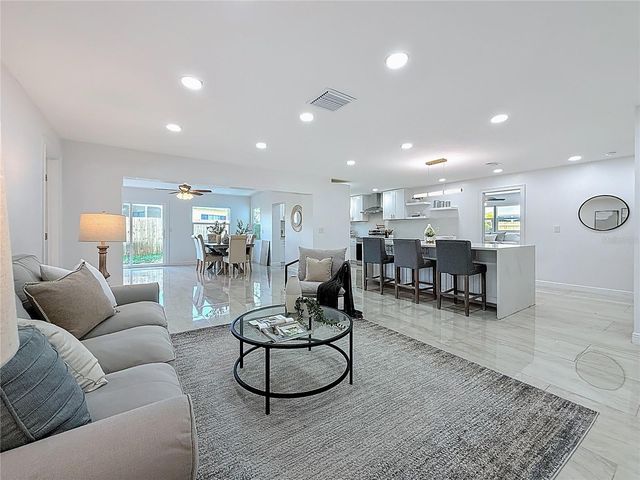 910 ALCAZAR WAY S, St Petersburg, FL 33705