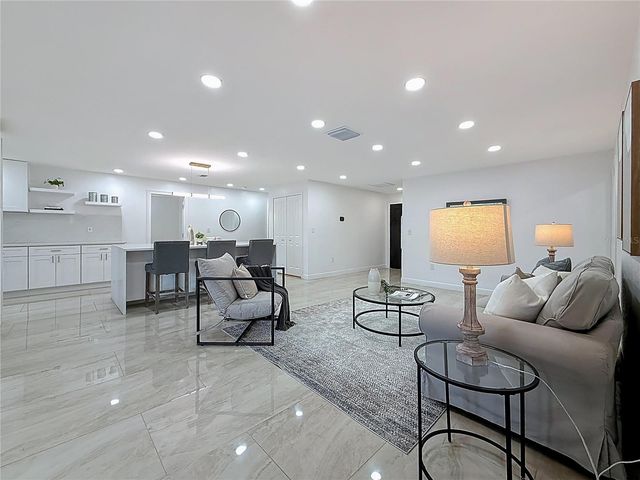 910 ALCAZAR WAY S, St Petersburg, FL 33705