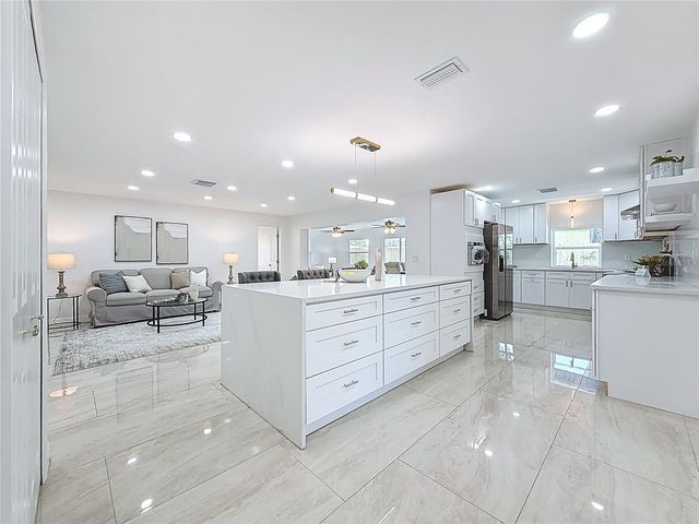 910 ALCAZAR WAY S, St Petersburg, FL 33705