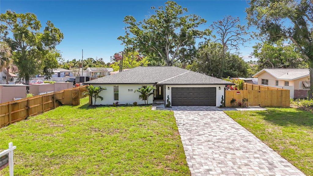 910 ALCAZAR WAY S, St Petersburg, FL 33705