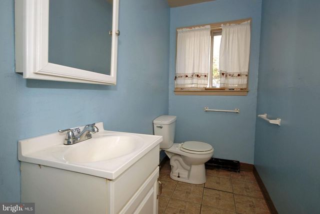 11 WELLINGTON PL, Burlington, NJ 08016