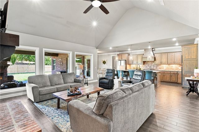 5544 W Shalott Drive, Fayetteville, AR 72704