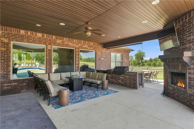 5544 W Shalott Drive, Fayetteville, AR 72704
