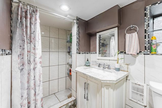 831 N Keystone Avenue, Chicago, IL 60651