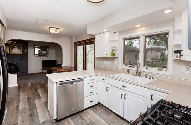 906 SE Uehlamar Drive, Ankeny, IA 50021