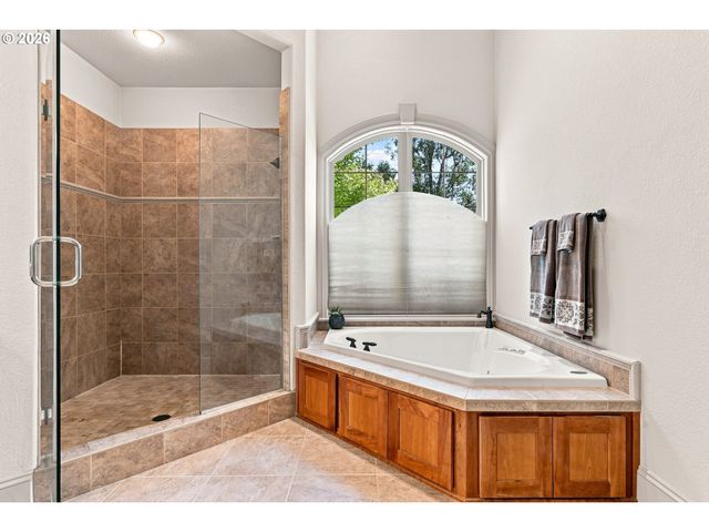 11725 Se BANBURY Cir, Happy Valley, OR 97086