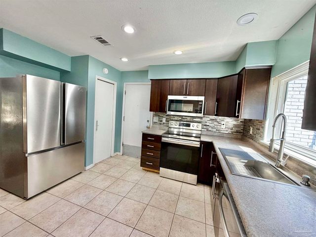 1556 Oak Shore Dr, Gulf Breeze, FL 32563