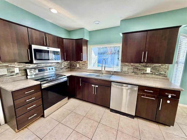 1556 Oak Shore Dr, Gulf Breeze, FL 32563