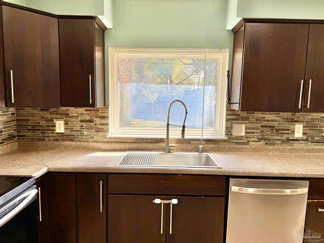 1556 Oak Shore Dr, Gulf Breeze, FL 32563