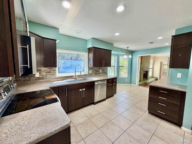 1556 Oak Shore Dr, Gulf Breeze, FL 32563