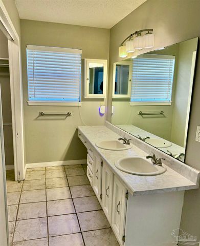 1556 Oak Shore Dr, Gulf Breeze, FL 32563