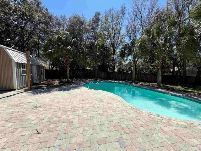 1556 Oak Shore Dr, Gulf Breeze, FL 32563