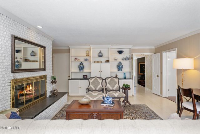 2060 Whitehall Rd, Ottawa Hills, OH 43606