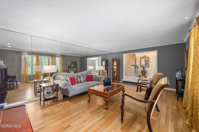 2060 Whitehall Rd, Ottawa Hills, OH 43606