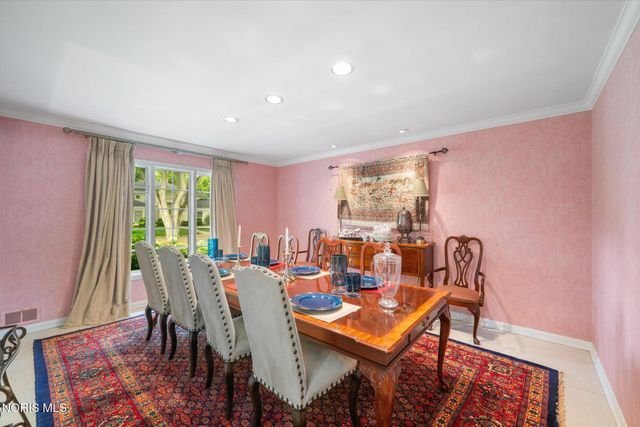 2060 Whitehall Rd, Ottawa Hills, OH 43606