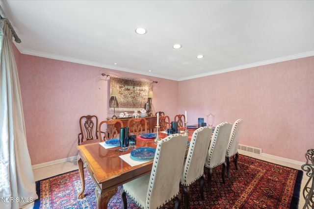 2060 Whitehall Rd, Ottawa Hills, OH 43606