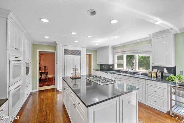 2060 Whitehall Rd, Ottawa Hills, OH 43606