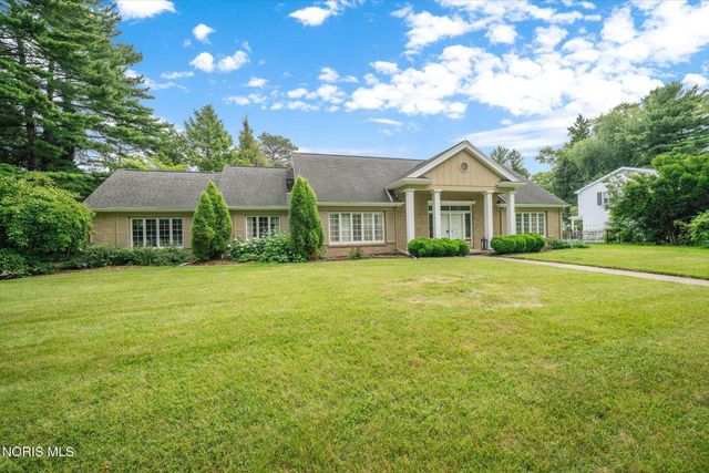 2060 Whitehall Rd, Ottawa Hills, OH 43606