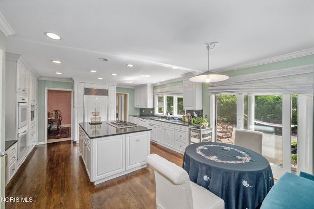 2060 Whitehall Rd, Ottawa Hills, OH 43606