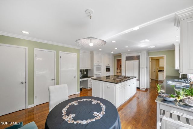 2060 Whitehall Rd, Ottawa Hills, OH 43606