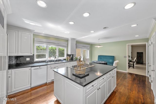 2060 Whitehall Rd, Ottawa Hills, OH 43606