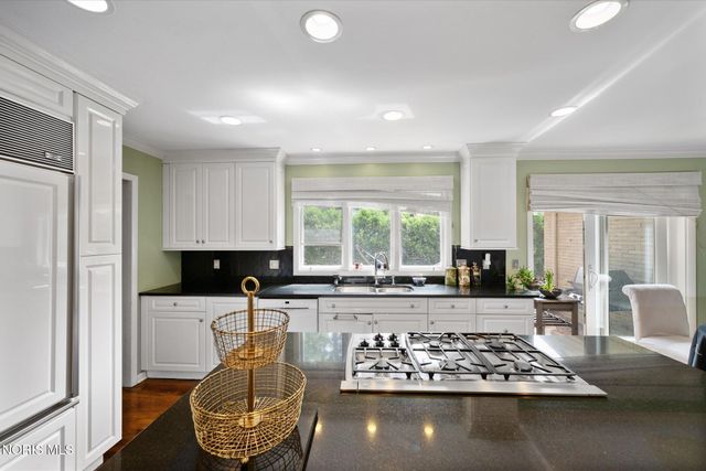 2060 Whitehall Rd, Ottawa Hills, OH 43606