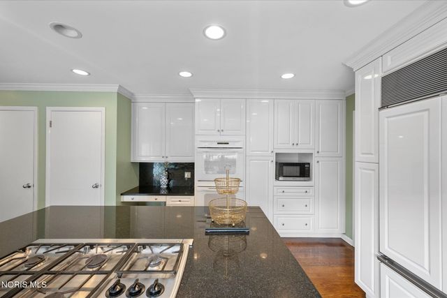 2060 Whitehall Rd, Ottawa Hills, OH 43606