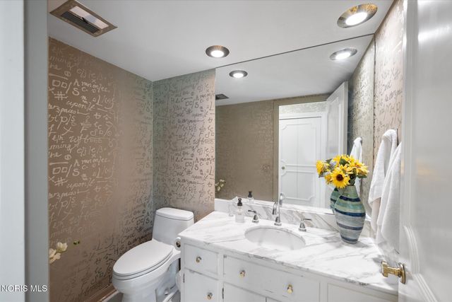 2060 Whitehall Rd, Ottawa Hills, OH 43606