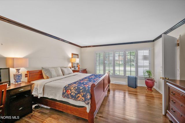 2060 Whitehall Rd, Ottawa Hills, OH 43606