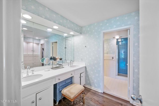 2060 Whitehall Rd, Ottawa Hills, OH 43606
