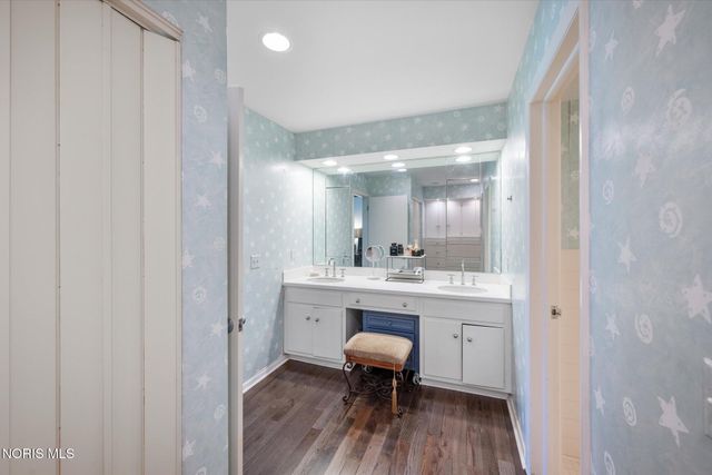 2060 Whitehall Rd, Ottawa Hills, OH 43606