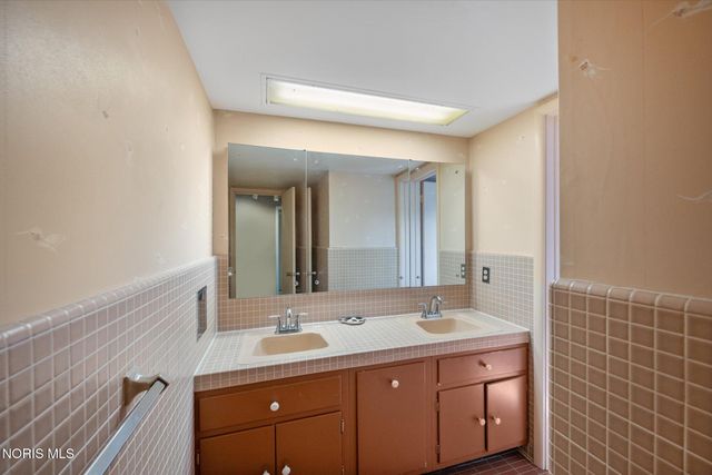2060 Whitehall Rd, Ottawa Hills, OH 43606