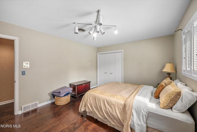 2060 Whitehall Rd, Ottawa Hills, OH 43606