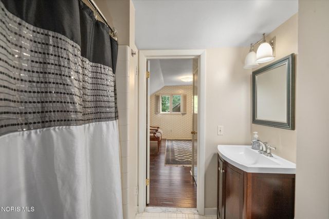 2060 Whitehall Rd, Ottawa Hills, OH 43606