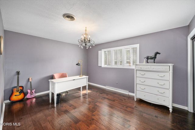 2060 Whitehall Rd, Ottawa Hills, OH 43606