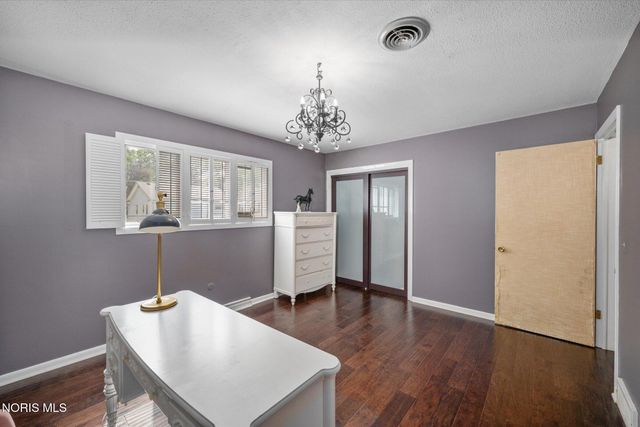 2060 Whitehall Rd, Ottawa Hills, OH 43606