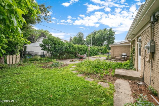 2060 Whitehall Rd, Ottawa Hills, OH 43606