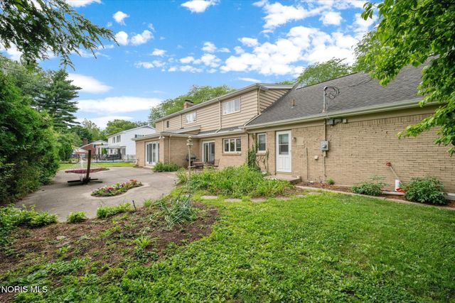 2060 Whitehall Rd, Ottawa Hills, OH 43606