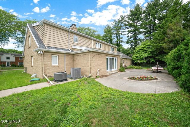 2060 Whitehall Rd, Ottawa Hills, OH 43606
