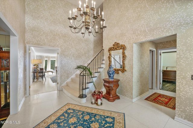 2060 Whitehall Rd, Ottawa Hills, OH 43606