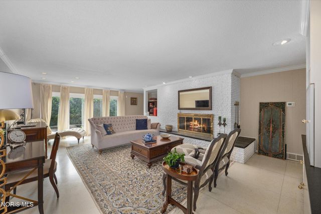 2060 Whitehall Rd, Ottawa Hills, OH 43606