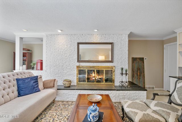 2060 Whitehall Rd, Ottawa Hills, OH 43606