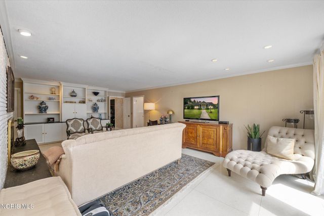 2060 Whitehall Rd, Ottawa Hills, OH 43606