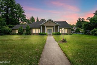 2060 Whitehall Rd, Ottawa Hills, OH 43606