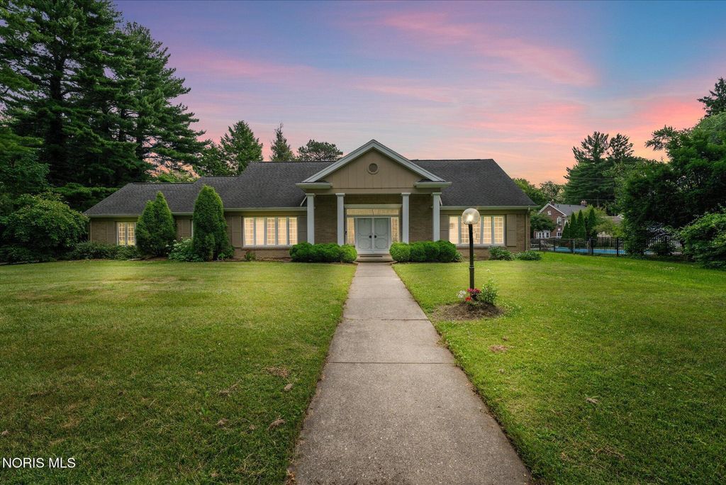 2060 Whitehall Rd, Ottawa Hills, OH 43606